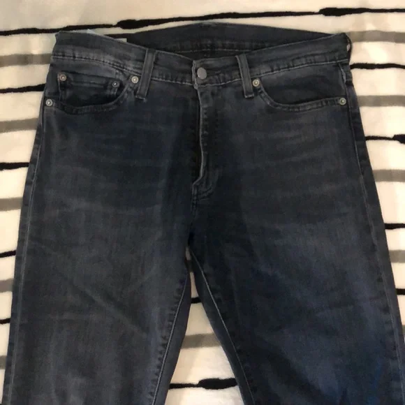 5 pairs of Levi’s Jeans